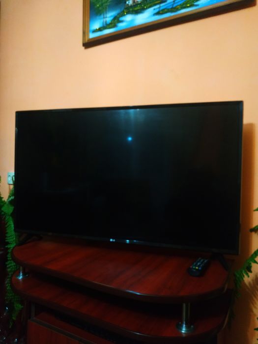 Продається телевізор 43 дюйма Смарт.