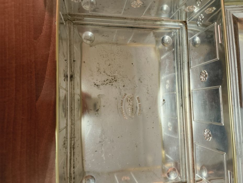 Orginalny metalowy pojemnik