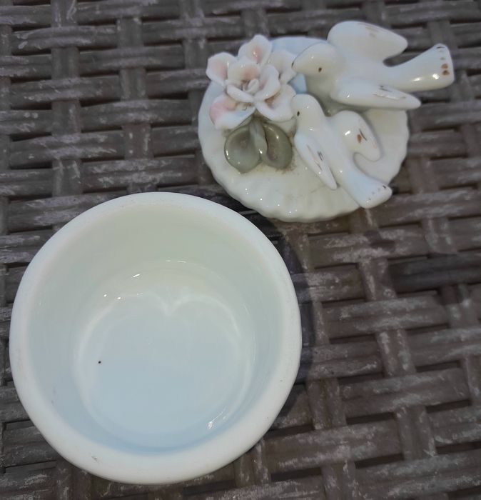 Small antique porcelain box443898207426334721