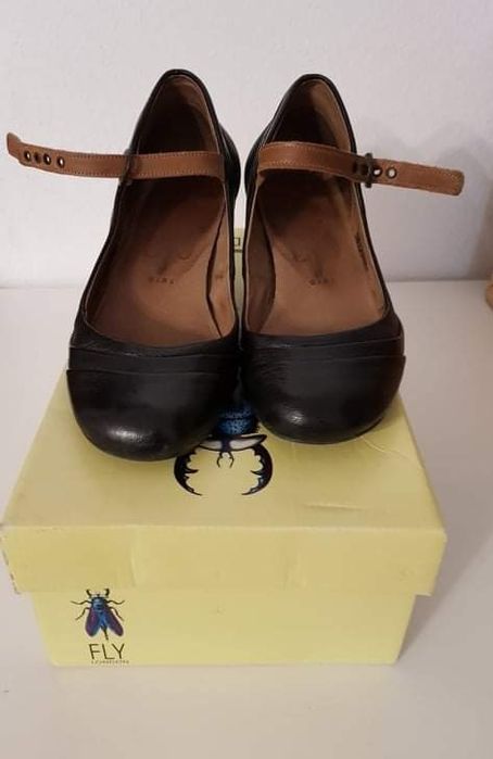 Sapatos da fly em bom estado