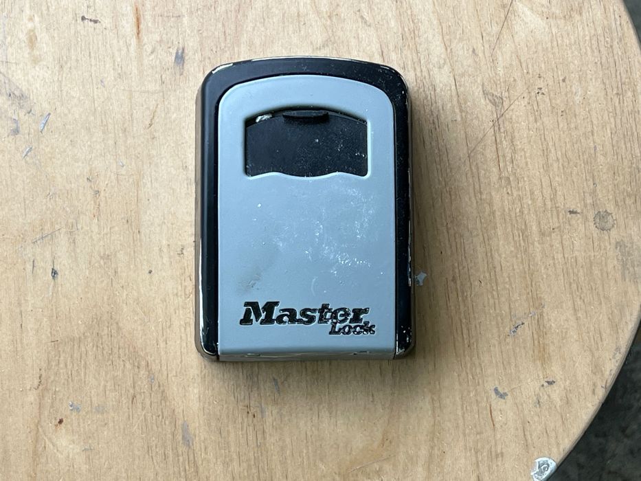 Caixa de Chaves Master Lock com Código – Fixação à Parede