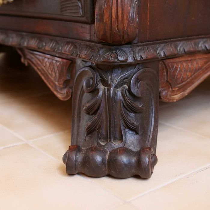 Cómoda em madeira maciça ao estilo D. José