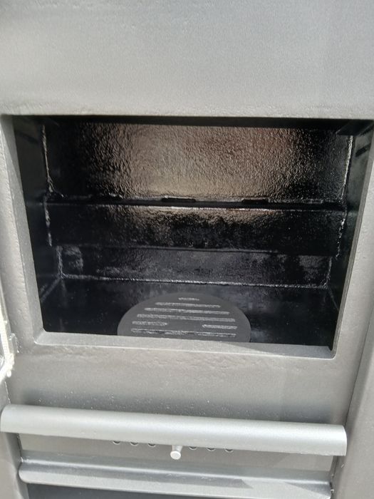 Vendo salamandra a lenha, com forno. Está como nova.