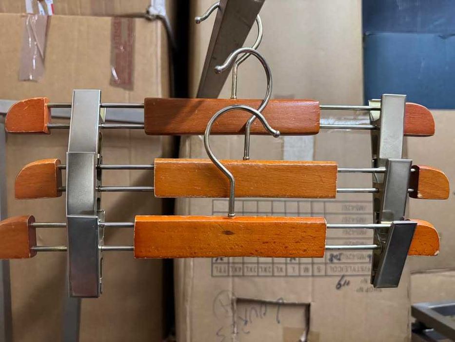 Cabides de madeira, de metal e mistos