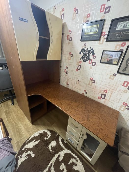 стол та шкаф,самовивіз