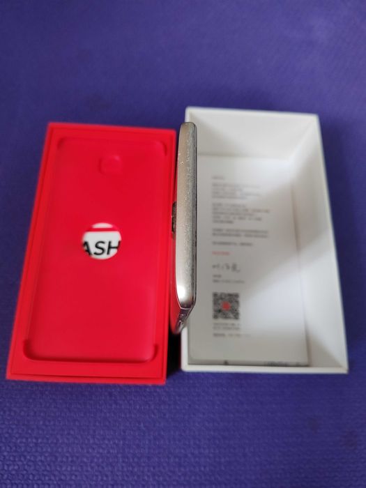 Старий смартфон OnePlus 3T (на запчастини)