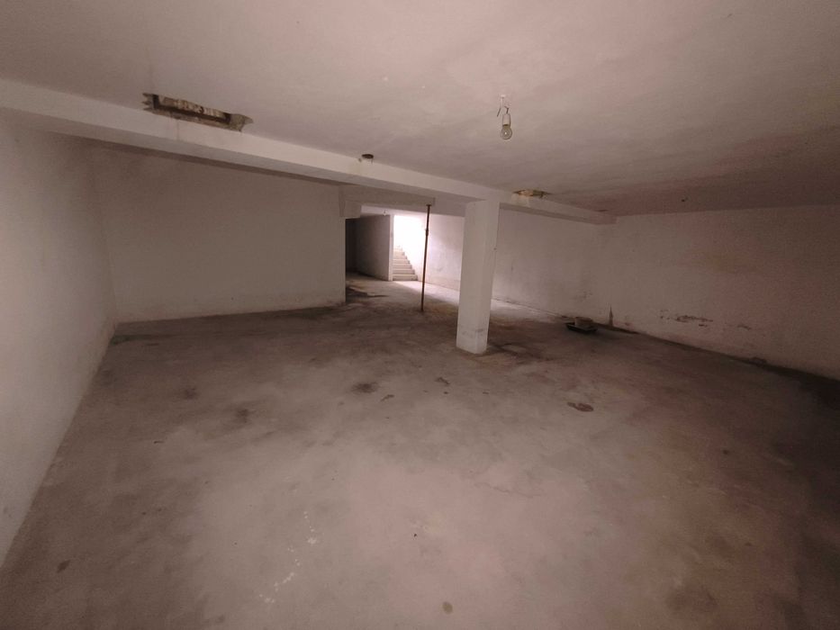 Loja com Arrecadação de Grandes Dimensões e Potencial de Conversão em Habitação | Marinha Grande