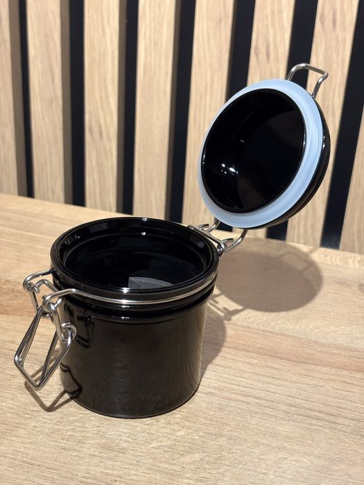 Czarny pojemnik do przechowywania kleju do rzęs