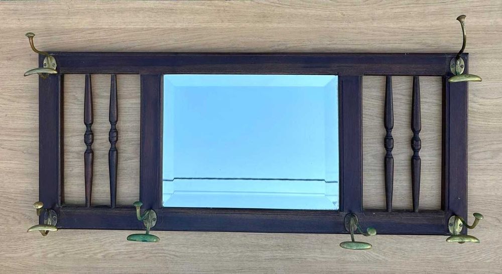 Cabide de parede com espelho biselado, cabides em latão e madeira exotica