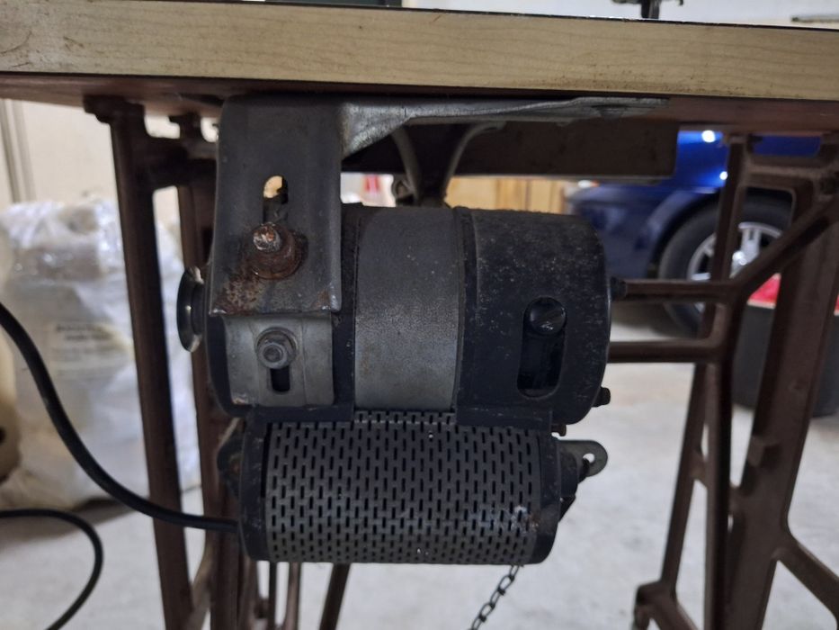 Maquina de Costura Eléctrica Singer com Mesa