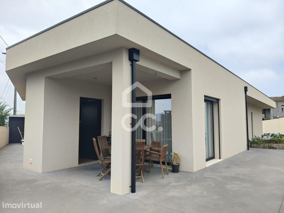 Moradia Térrea com jardim e garagem | Como Nova | Centro da Trofa