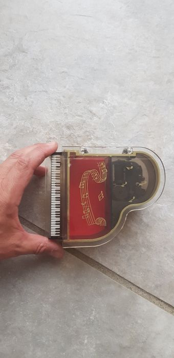 Pianino. Grająca szkatułka z pozytywką.