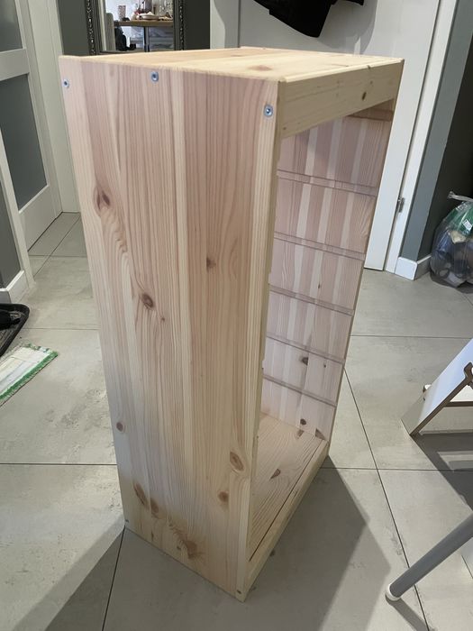 Regał trofast + 2 duze pojemniki