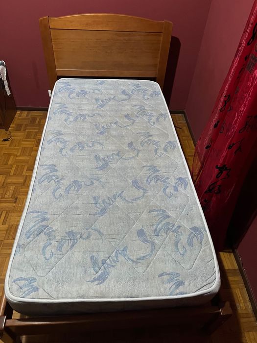 Cama solteiro com mesa de cabeceira