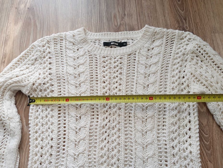 Sweter XS dziurkowany