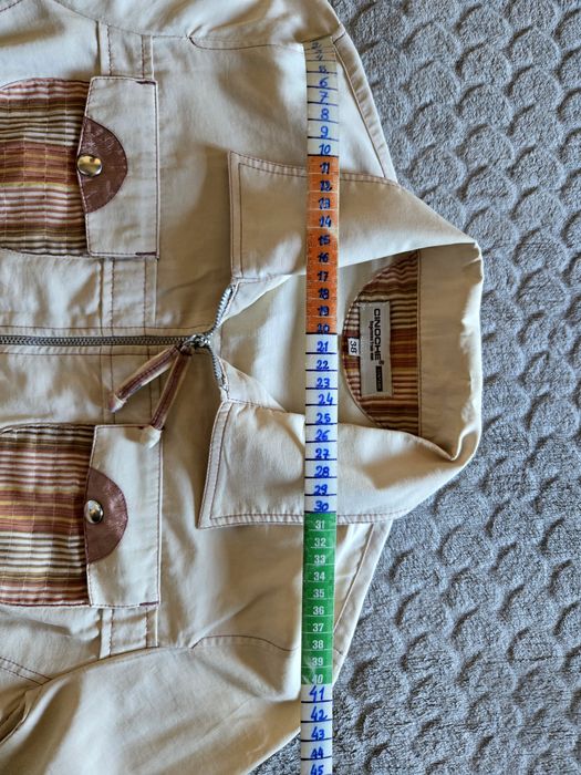 Conjunto de jaqueta e calças com padrão floral