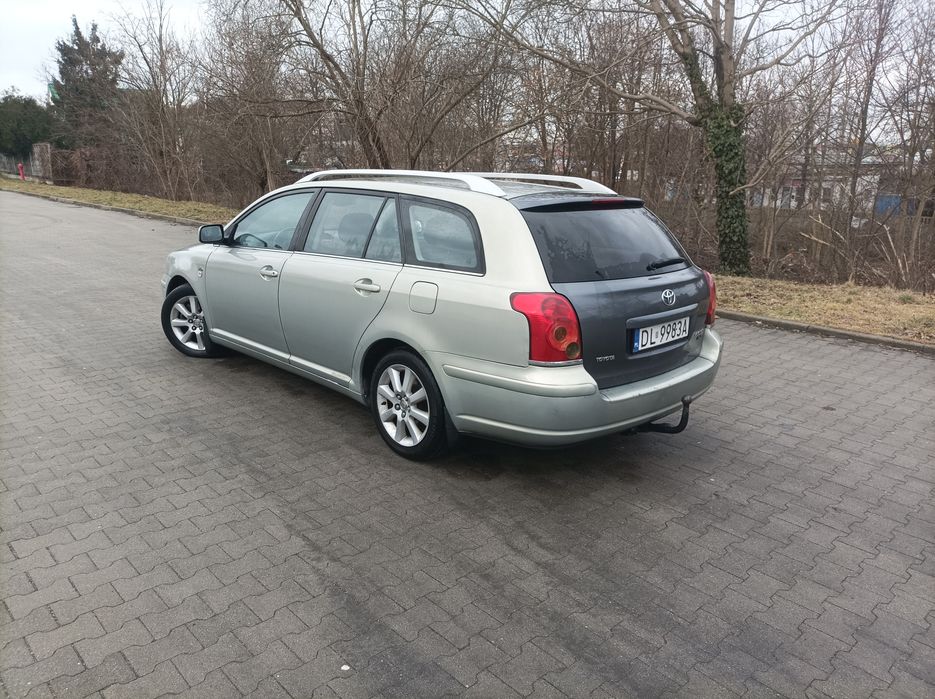 Toyota Avensis t25 2003 rok