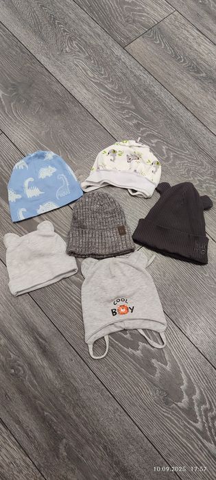 Шапки все как новые, в идеальном состоянии 3-10 месяцев