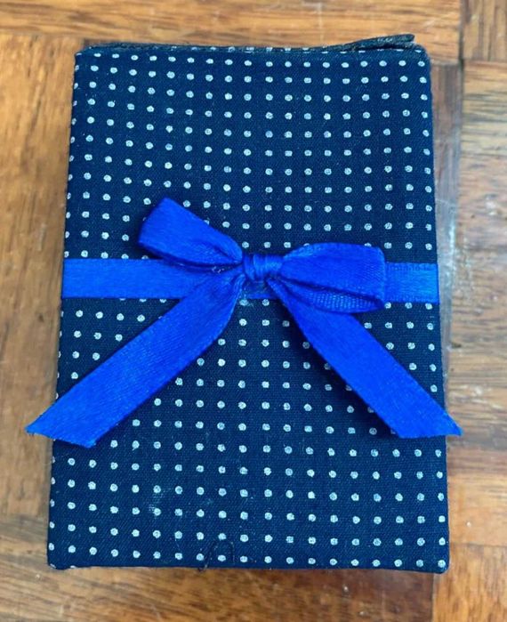 Caixa com bonequinha de porcelana