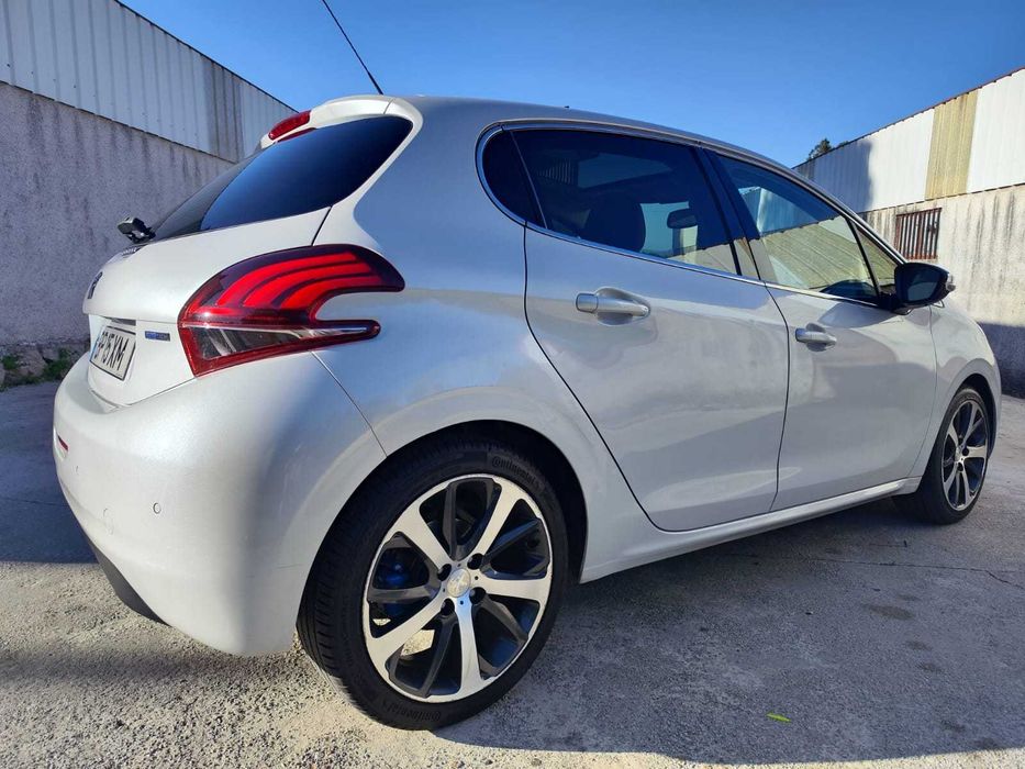 Peugeot 208 Feline Automático EAT6 Tecto Panorâmico