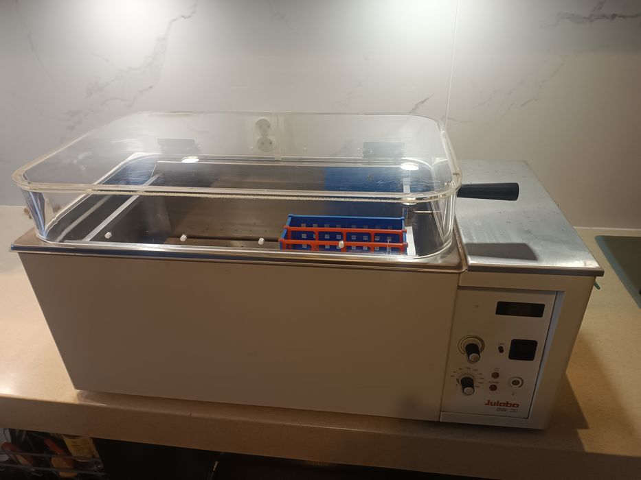 Łaźnia wodna z wytrząsaniem laboratorium julabo sw20