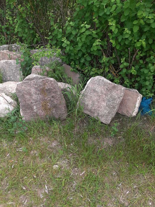 Piękny kamień fundamentowy łupany