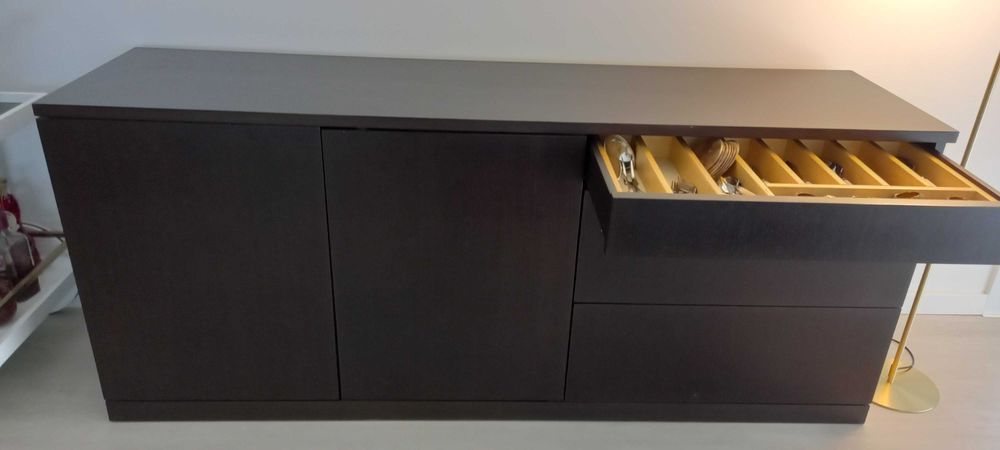 Aparador e mesa de jantar