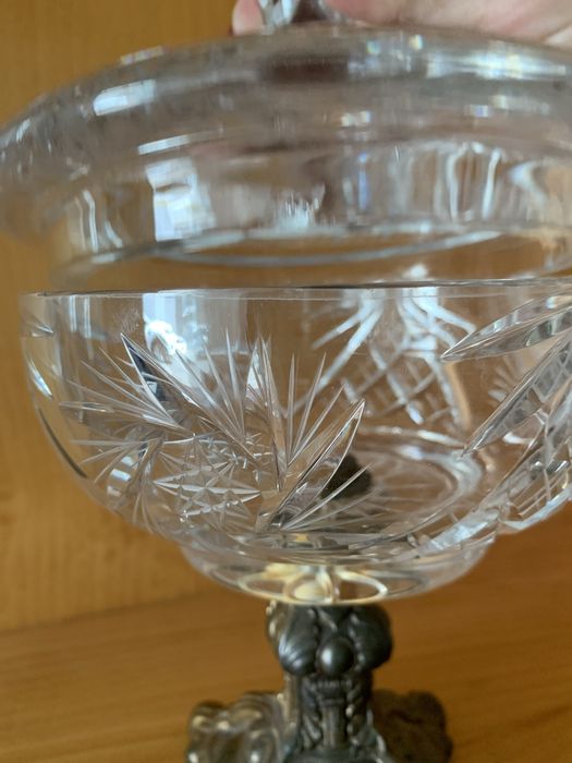 Bomboneira com pé em metal