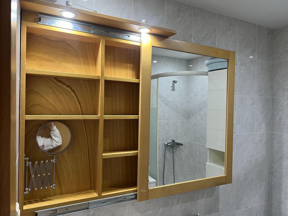 Espelho deslizante com armario atras