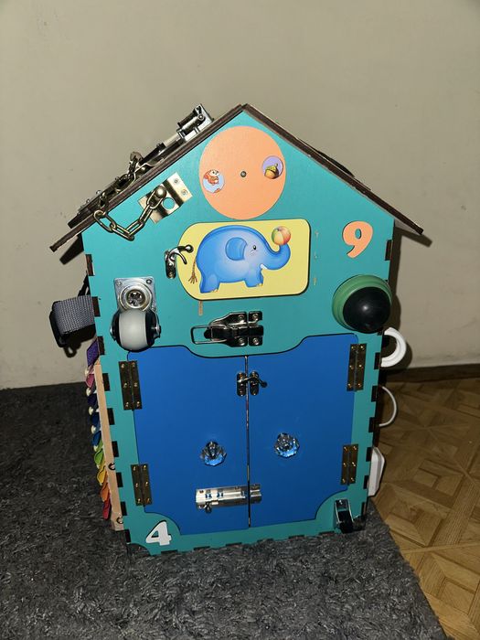 Drewniany domek sensoryczny Busy Board – duzy, stan idealny