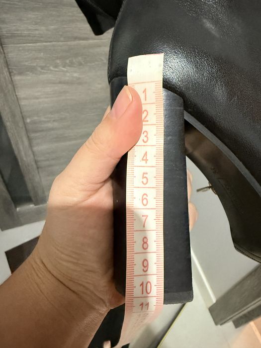 Високі чорні шикарні сапоги