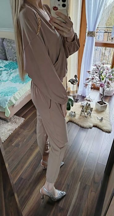 Beżowy długi kombinezon z łańcuszkami pasek złota klamerka