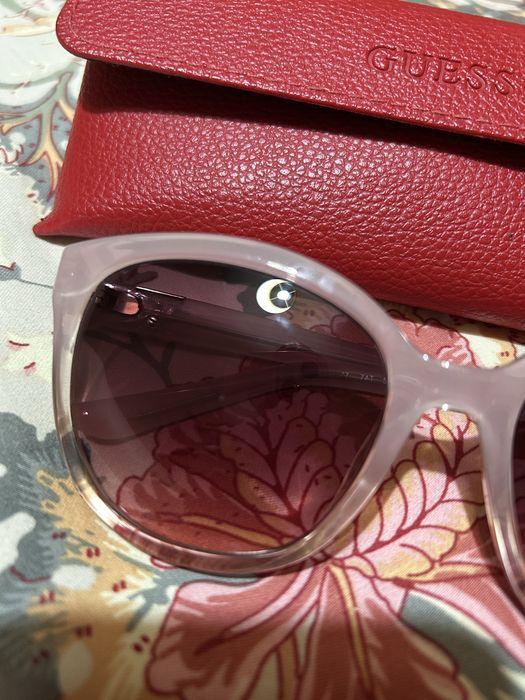 Óculos de sol rosa da Guess
