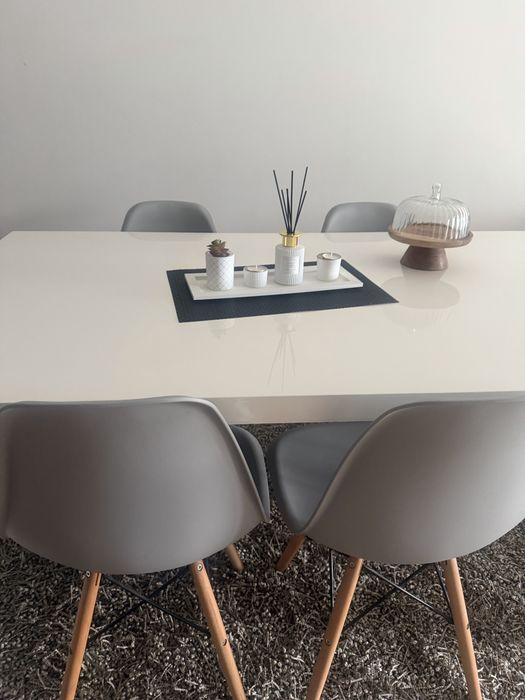 Mesa branca lacada com 4 cadeiras