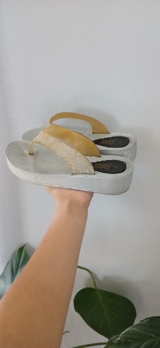 Japonki na wysokich podeszwach