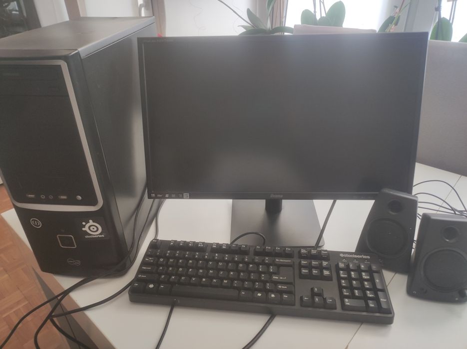 Monitor, komputer, głośniki, klawiatura