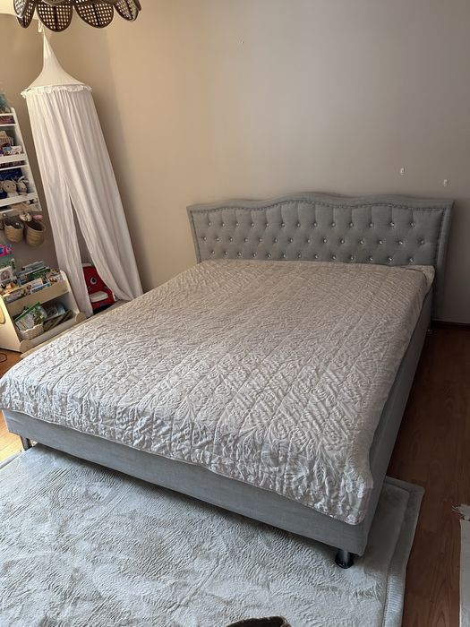 Duże łóżko z pikowanym zagłówkiem i materacem
