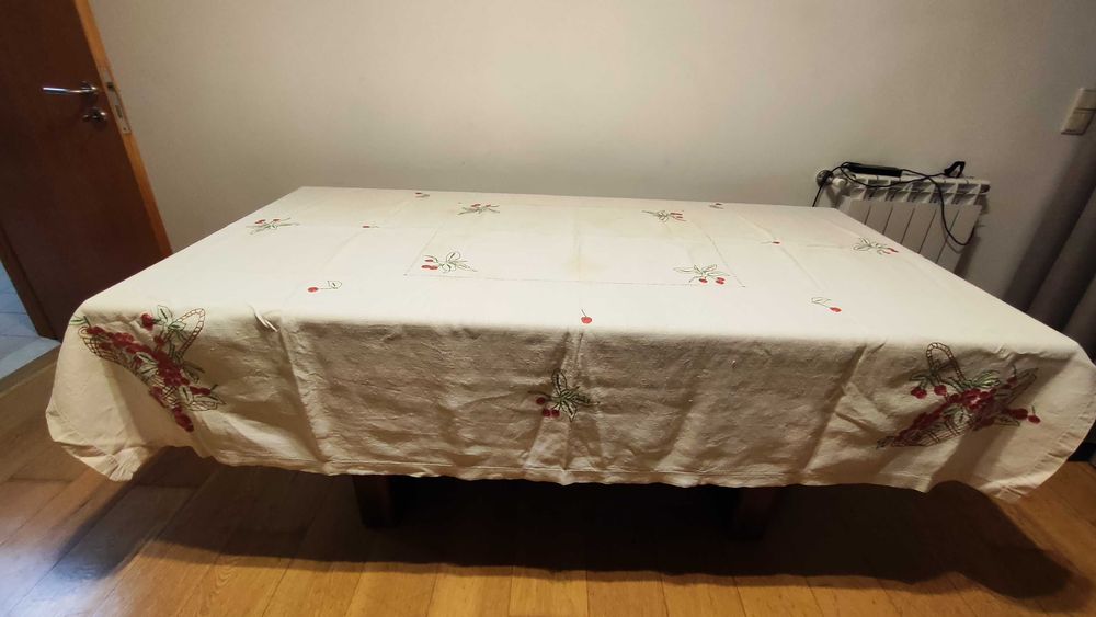 Toalha de linho antigo bordada à mao