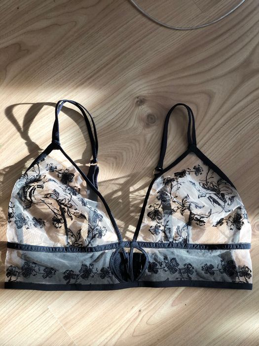 Etam Fougue haftowany trojkatny biustonosz bez fiszbin tiul