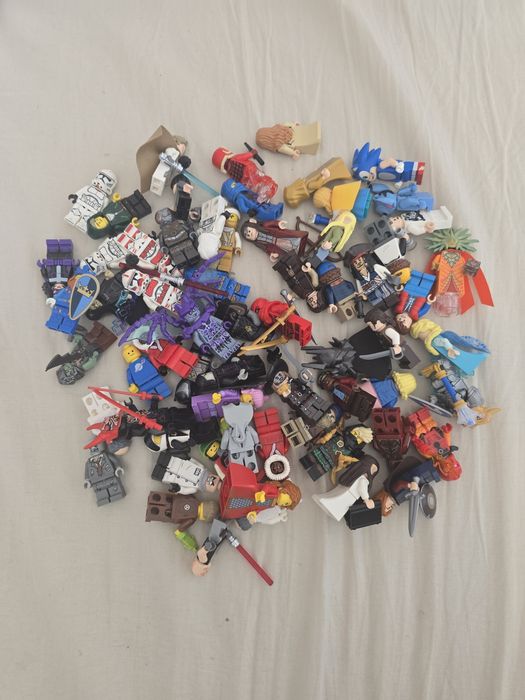 Mix figurek Lego.