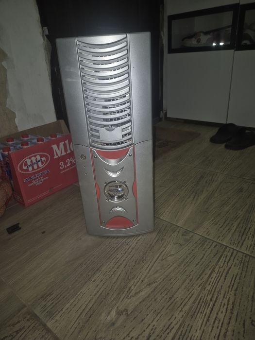 srebrna obudowa komputerowa Microlab M4803