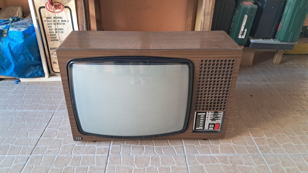 Televisão antiga ITT (A cores)