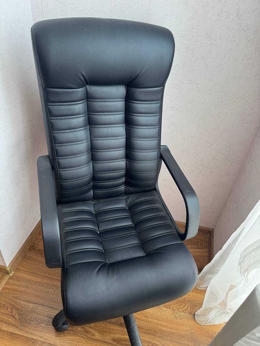 Кресла офісні чорні