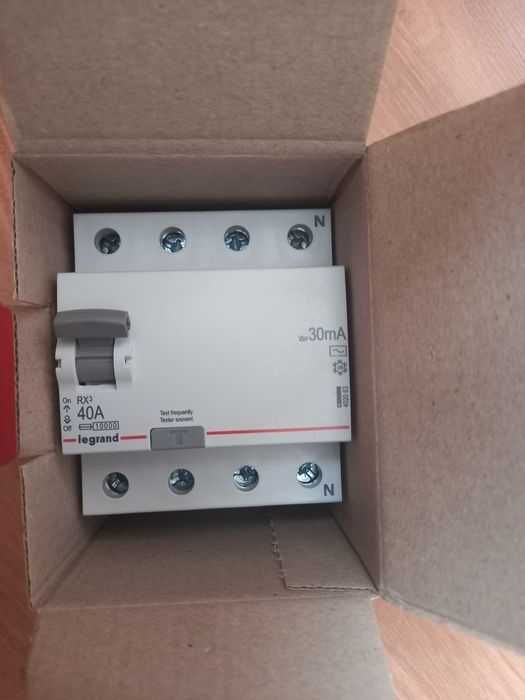Zestaw wylączników róznicowoprądowych Legrand B40 + B20