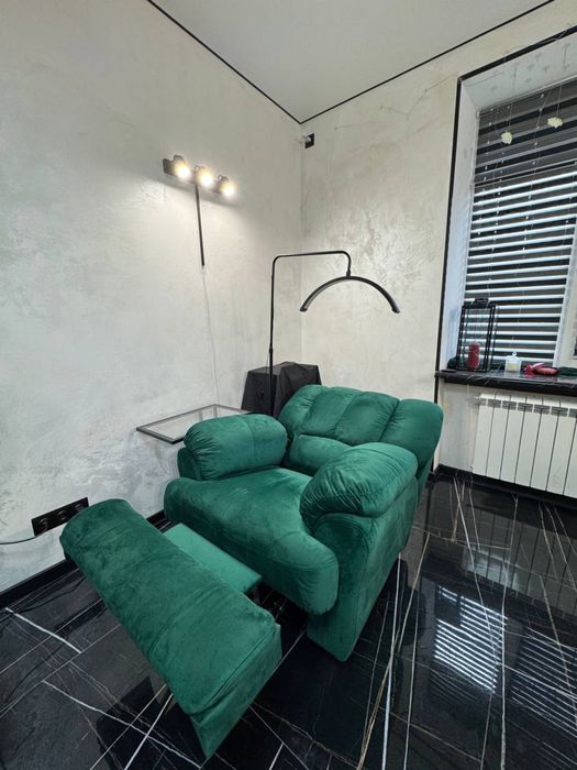 Комплект меблів для салону краси під ключ: манікюр, педікюр, перукарня