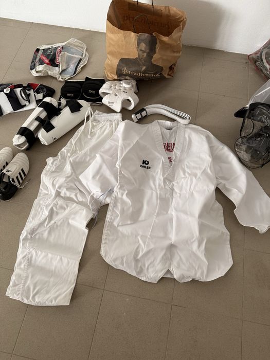 Equipamento completo de Taekwondo + Dobok + sapatilhas Adidas + proteções