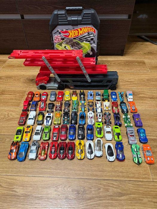 Набор Hot Wheels 70 машинок + кейс для хранения 48 + грузовой трак
