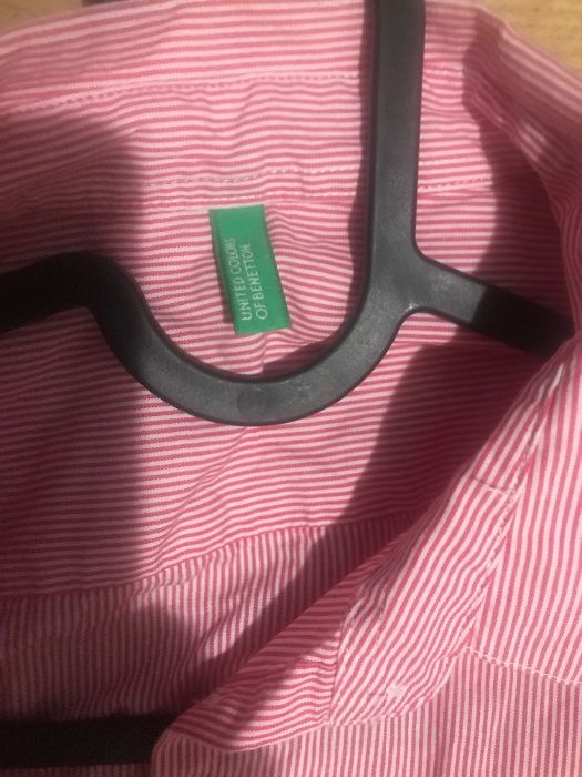 Czerwona koszula marki Benethon