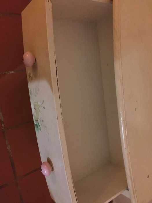 Móvel clássico e feminino com espelho e gavetas