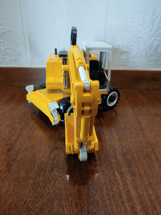 Retroescavadora amarela